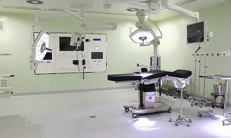 El nuevo hospital cuenta con 25 quirófanos, dos de ellos denominados híbridos, equipados con la última tecnología de vanguardia.