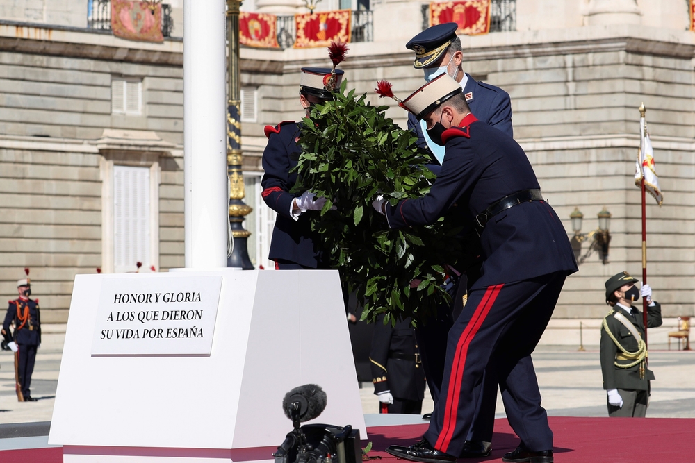 El Rey Felipe coloca una corona en homenaje a los caídos   / KIKO HUESCA