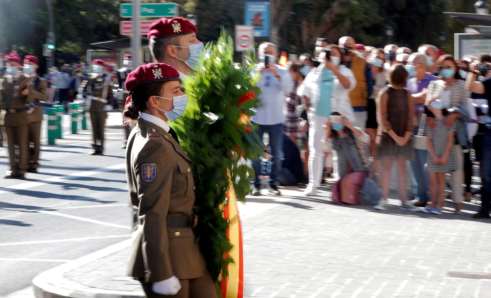 Dos militares portan la corona para honrar a los caídos por España   / KAI FÖRSTERLING