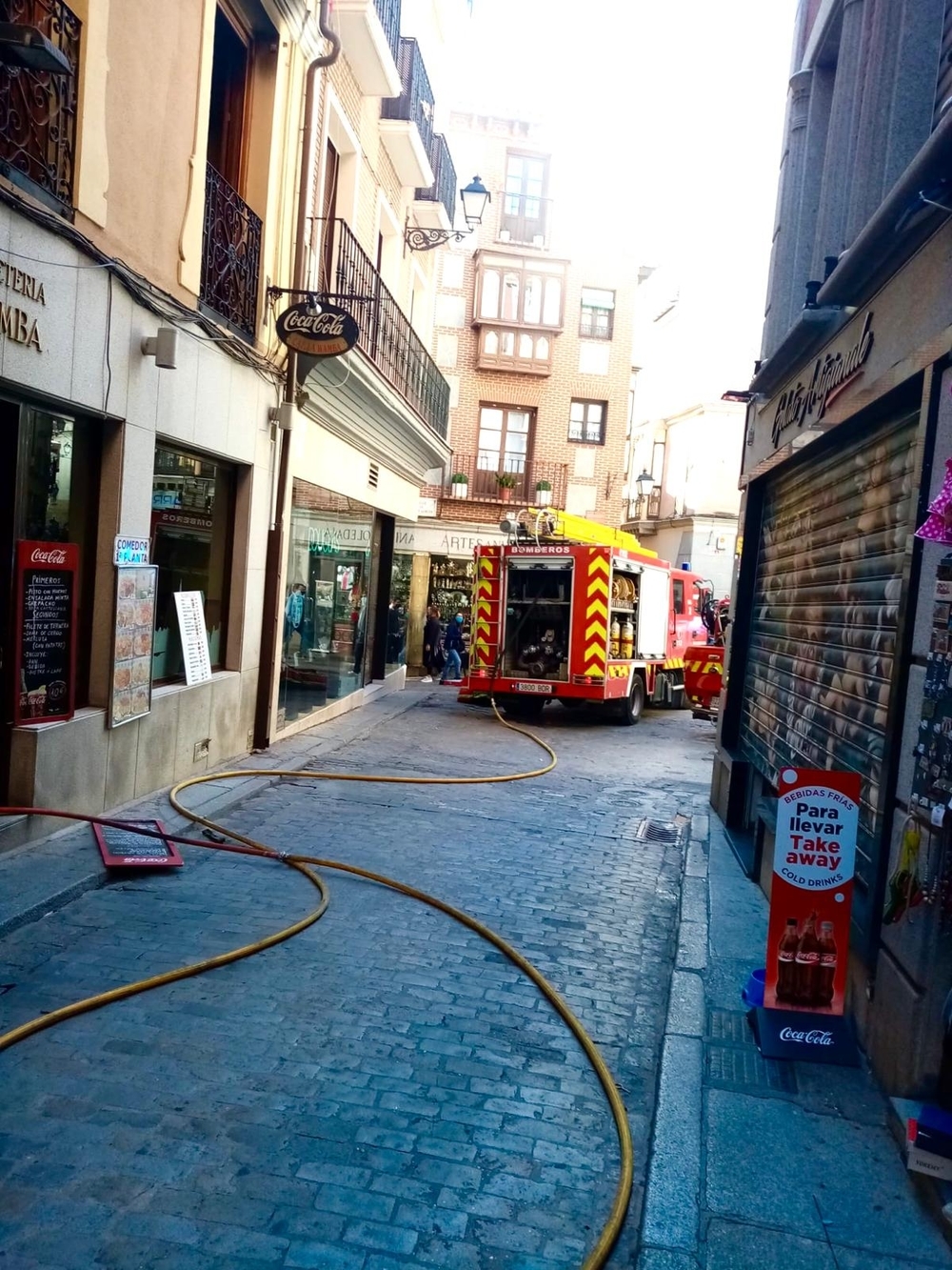 Los bomberos sofocan un fuego en un bar de la calle Comercio