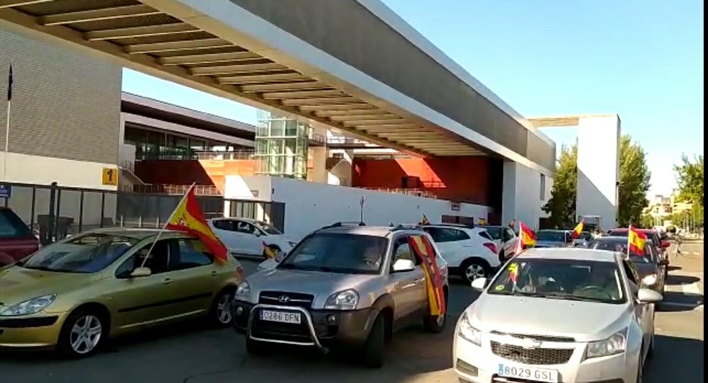 Más de 500 coches secundan la protesta de Vox contra Sánchez