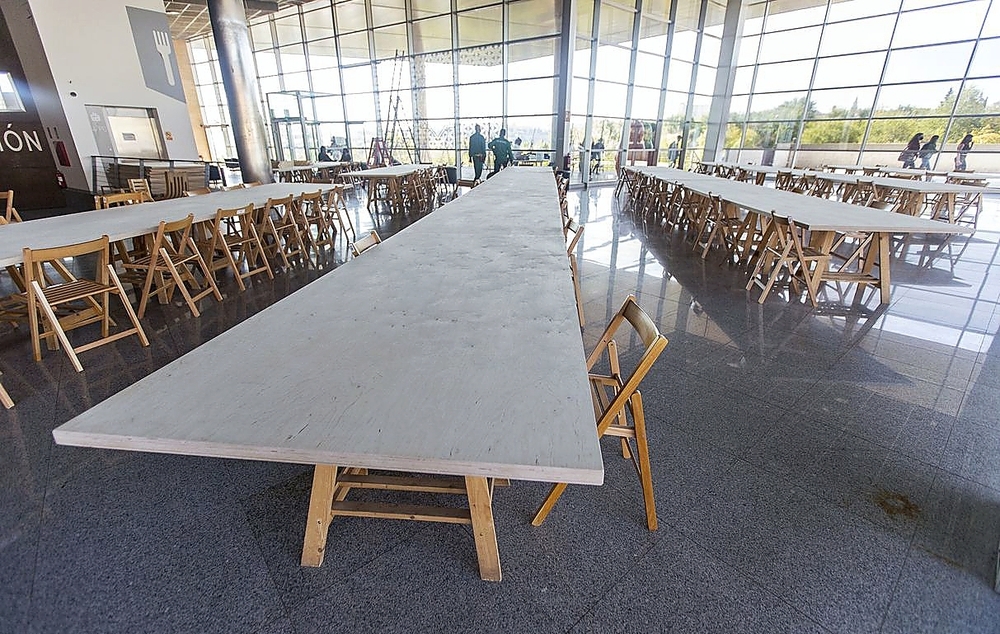 El antiguo centro de recepción de turistas dispone de mesas donde pronto se espera poder impartir clases presenciales.