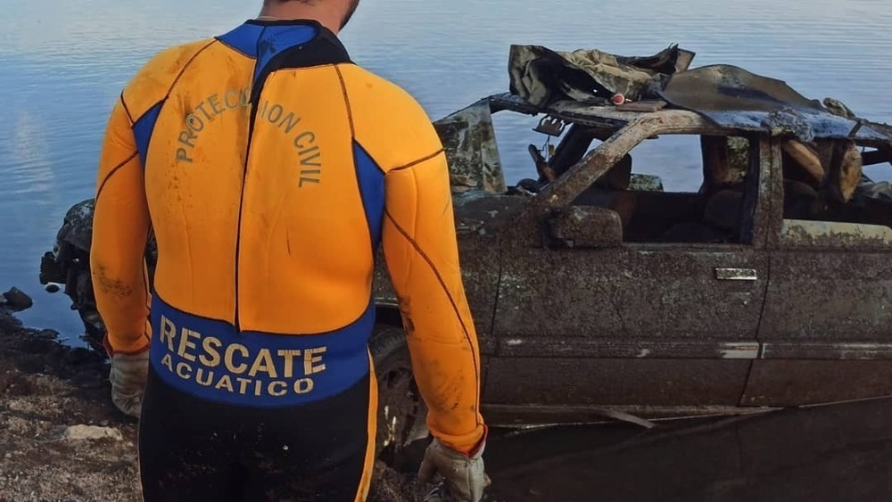 Protección Civil 'rescata' un coche del pantano del Vicario