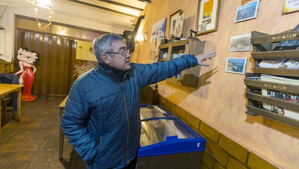 José Luis Alcolado observa fotos antiguas de la laguna en el restaurante Las Banderas. 