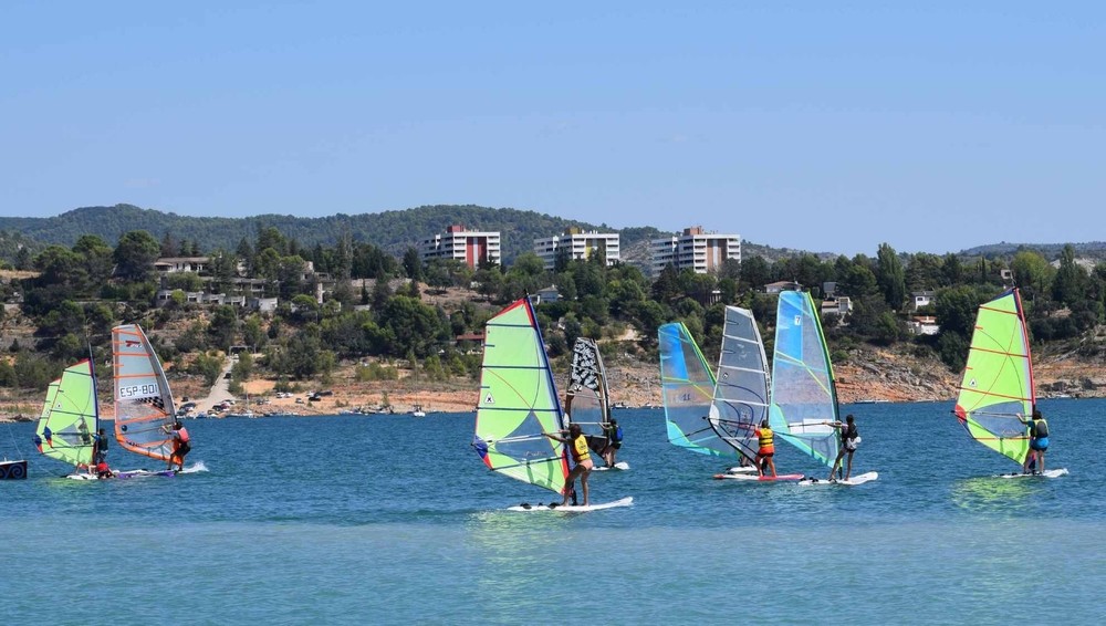 El windsurf regional se exhibe en Entrepeñas