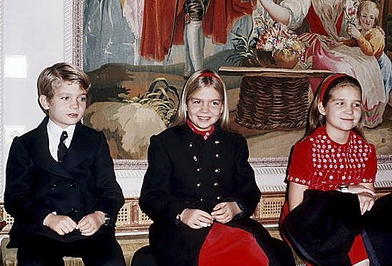El Príncipe Felipe y sus hermanas, las Infantas Cristina y Elena, el día de la proclamación. 
