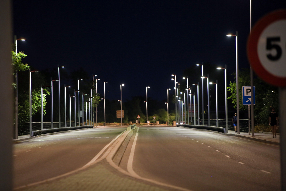 La iluminación se ha renovado en el puente de Azarquiel.
