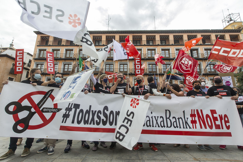 Los trabajadores de CaixaBank se manifiestan contra su ERE