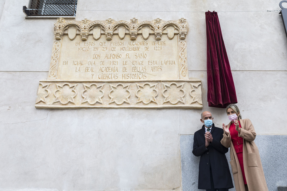 La alcaldesa de Toledo, Milagros Tolón, y el presidente de la Real Academia de Bellas Artes, Jesús Carrobles, descubrieron la placa.