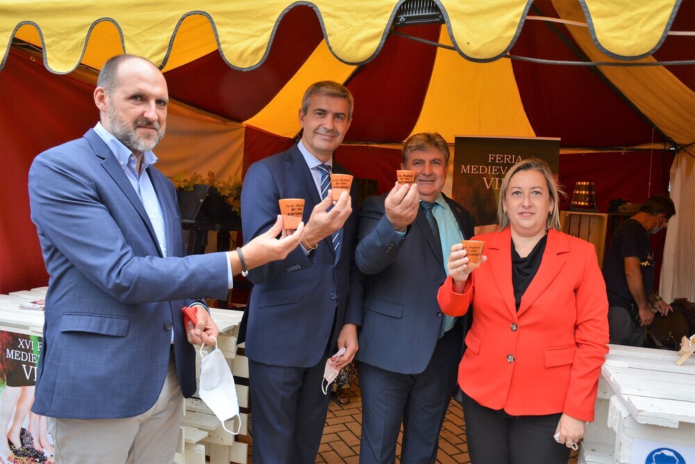 El delegado de la Junta en Talavera, el presidente de la Diputación, el alcalde de Montearagón y la directora general de Alimentación brindan con los vasos de barro que han sustituido a los de plástico.