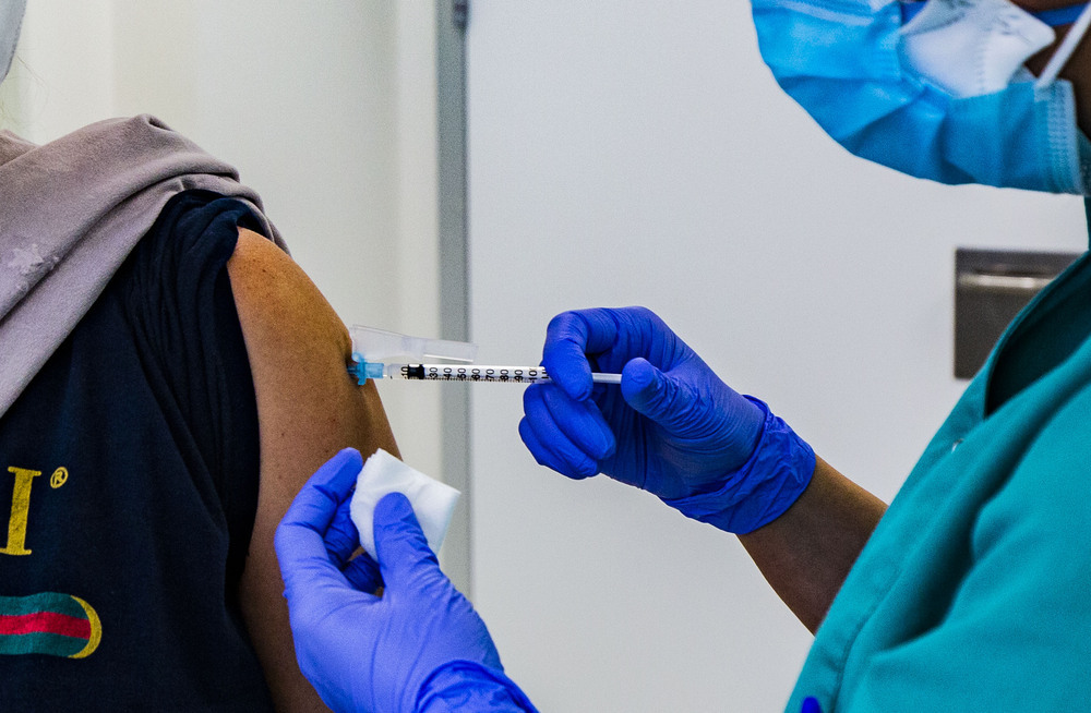 CLM empezará a vacunar a los menores de 40 años en junio