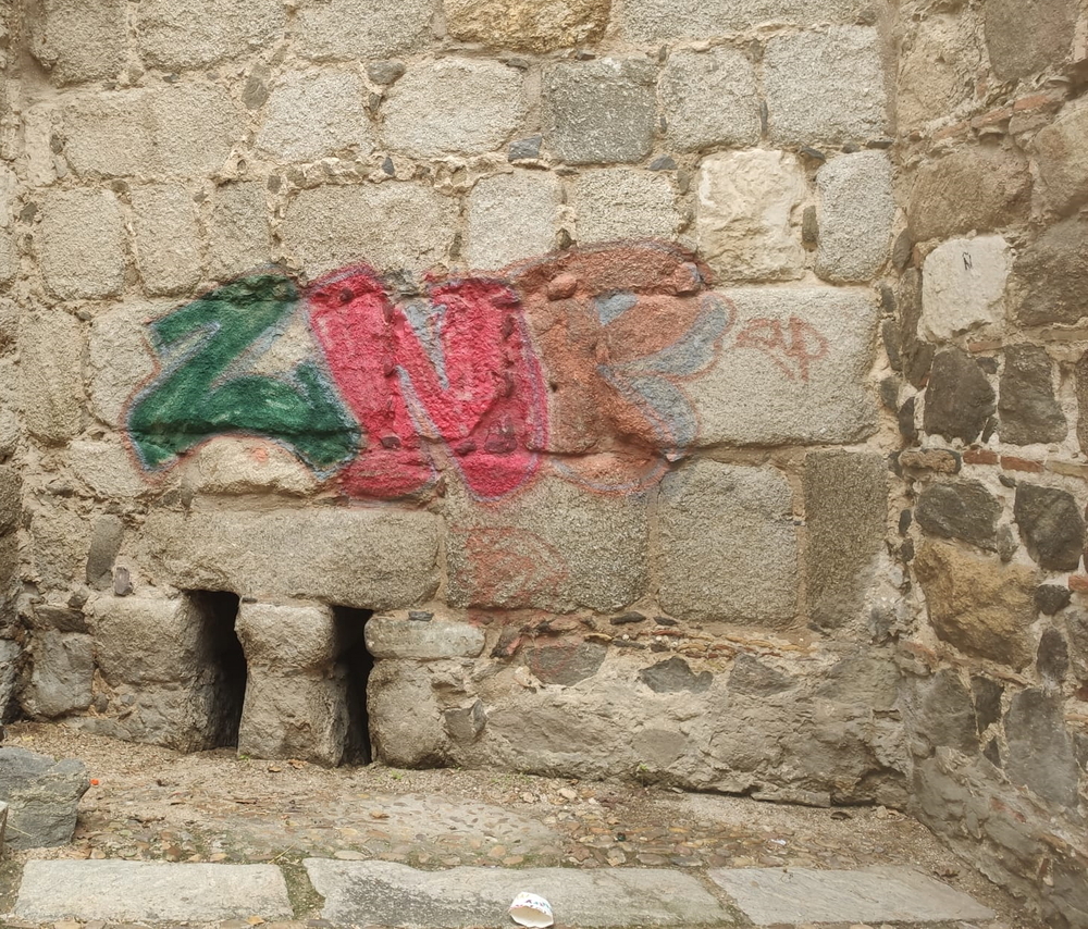 Los grafitis se han realizado en el paño de la muralla cercano a la puerta de Alcántara.