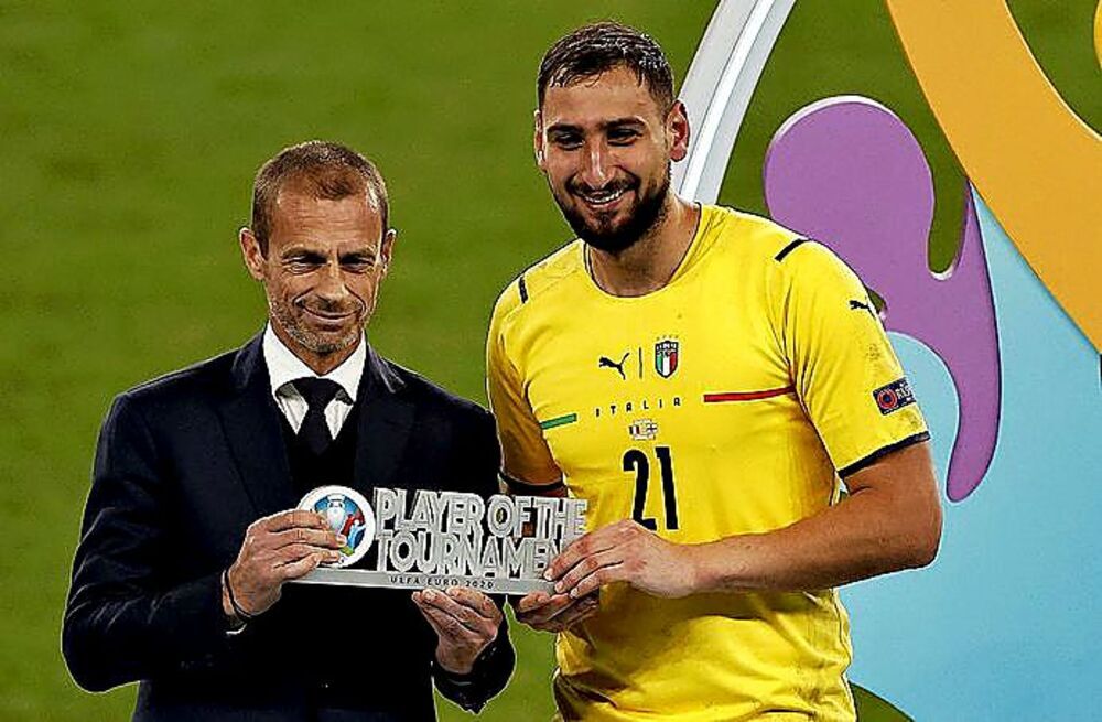 Donnarumma recibió de manos de Ceferin el trofeo al mejor jugador de la Eurocopa. 
