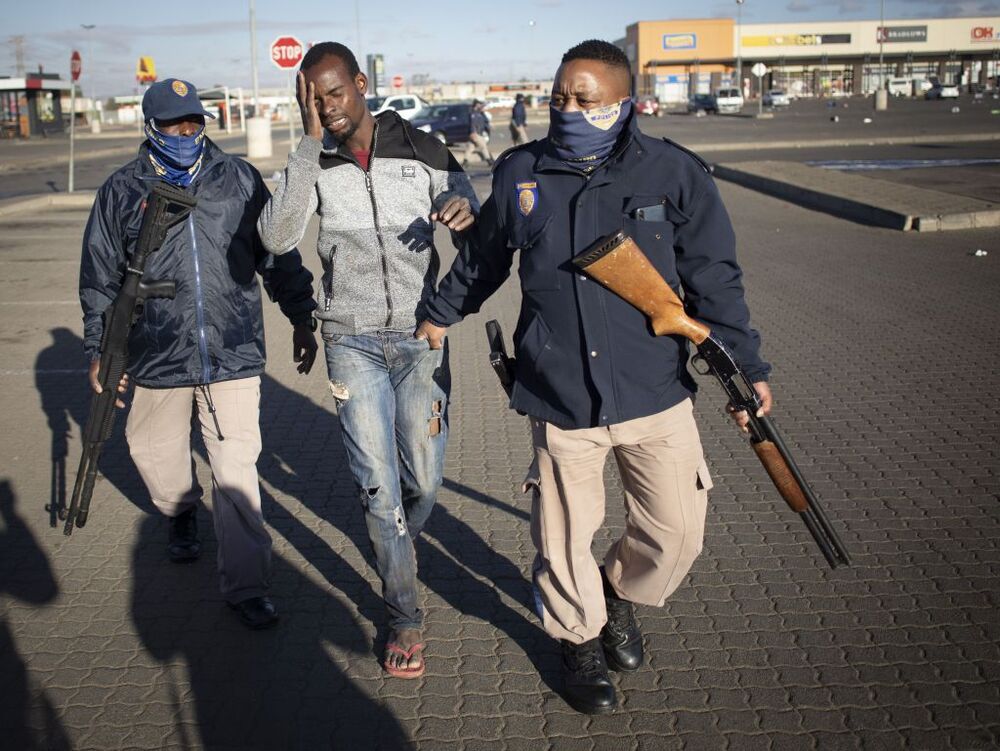 Violence and looting in South Africa after sentencing of former president Zuma  / KIM LUDBROOK