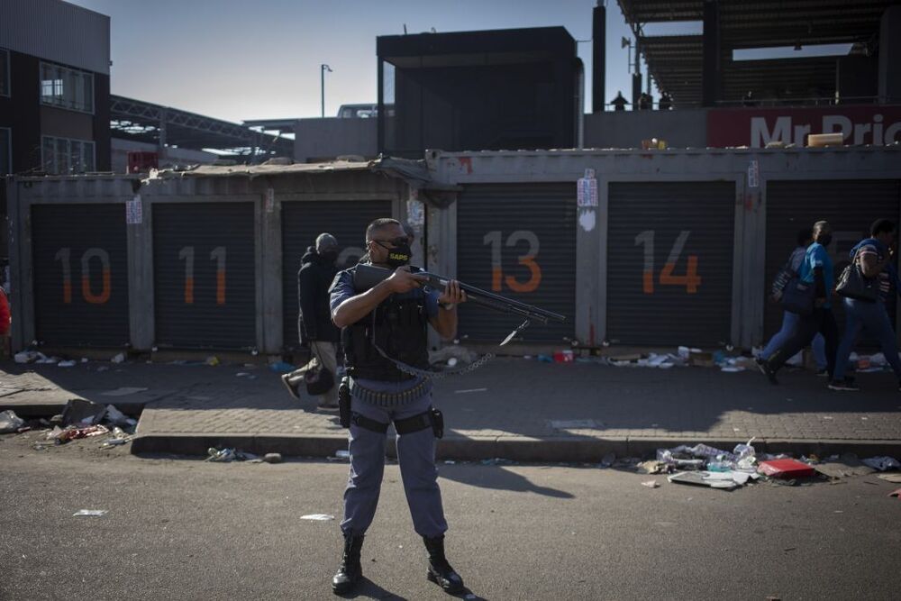 Violence in South Africa after sentencing of former president Zuma  / KIM LUDBROOK