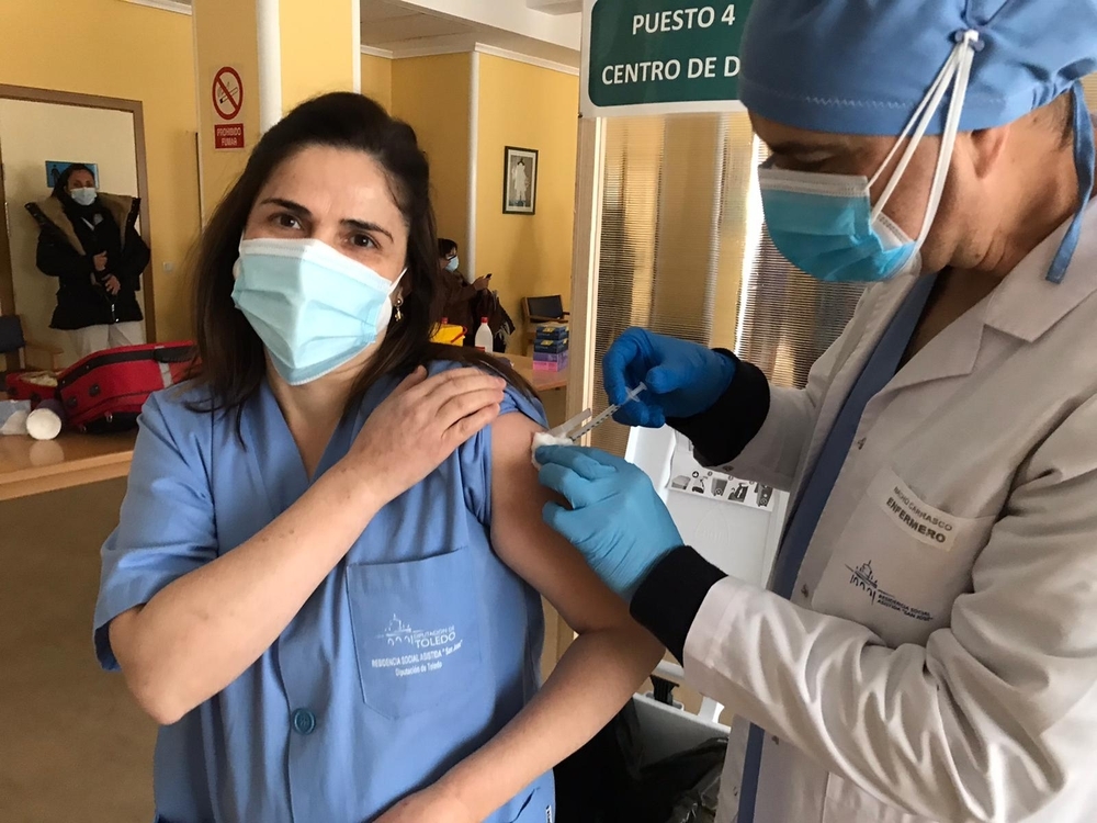 La enfermera Nuria Bodas recibe la vacuna.