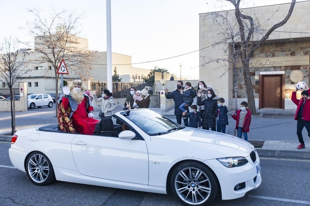 Los Reyes saludan puerta a puerta a los niños de La Legua