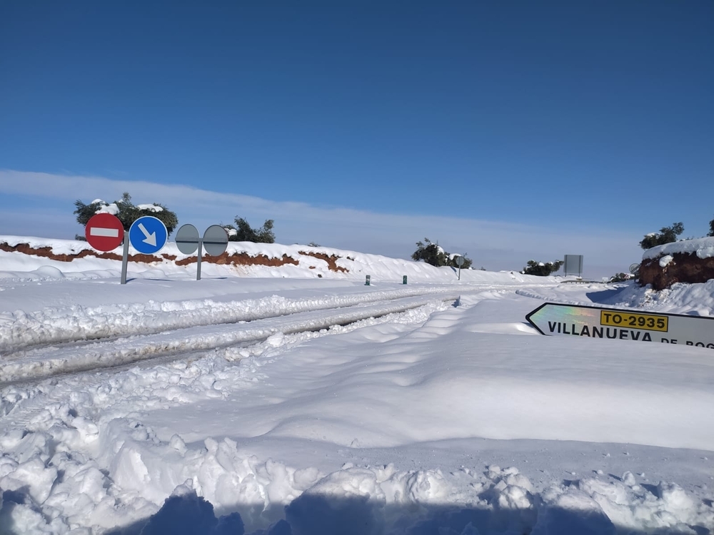 El cartel de Villanueva de Bogas aparece casi tapado por la nieve.