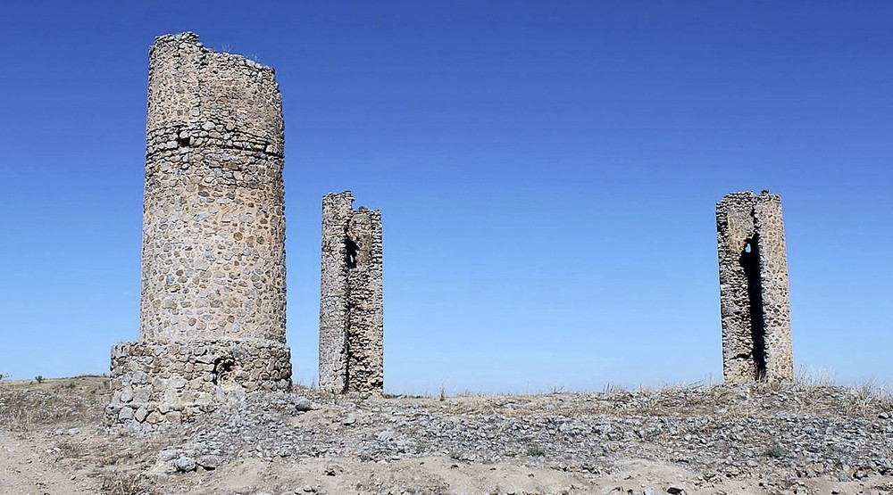 Estas tres torres aisaladas son los vestigios del castillo de Gálvez.