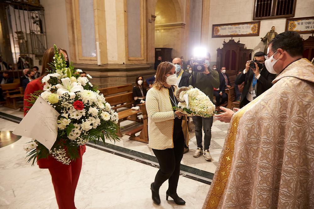 Ofrendas a la Virgen del Prado de las alcaldesas de Talavera y Gamonal.  / MANU REINO