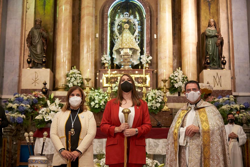 Las alcaldesas de Talavera y Gamonal, con el rector de la Basílica, delante de altar de la Virgen del Prado  / MANU REINO