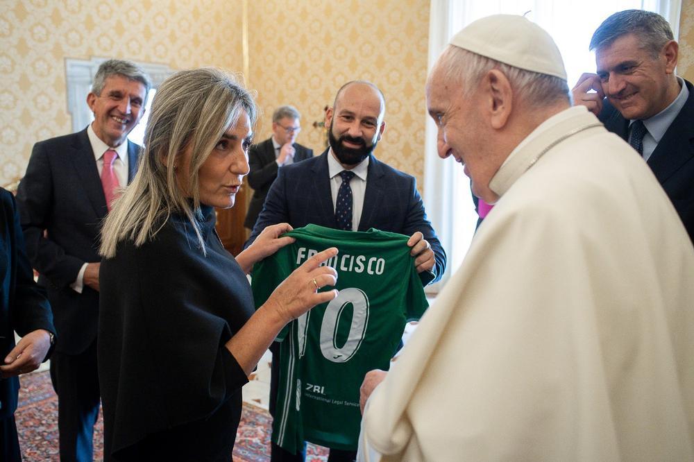 Tolón entrega al papa Francisco una camiseta del CD Toledo