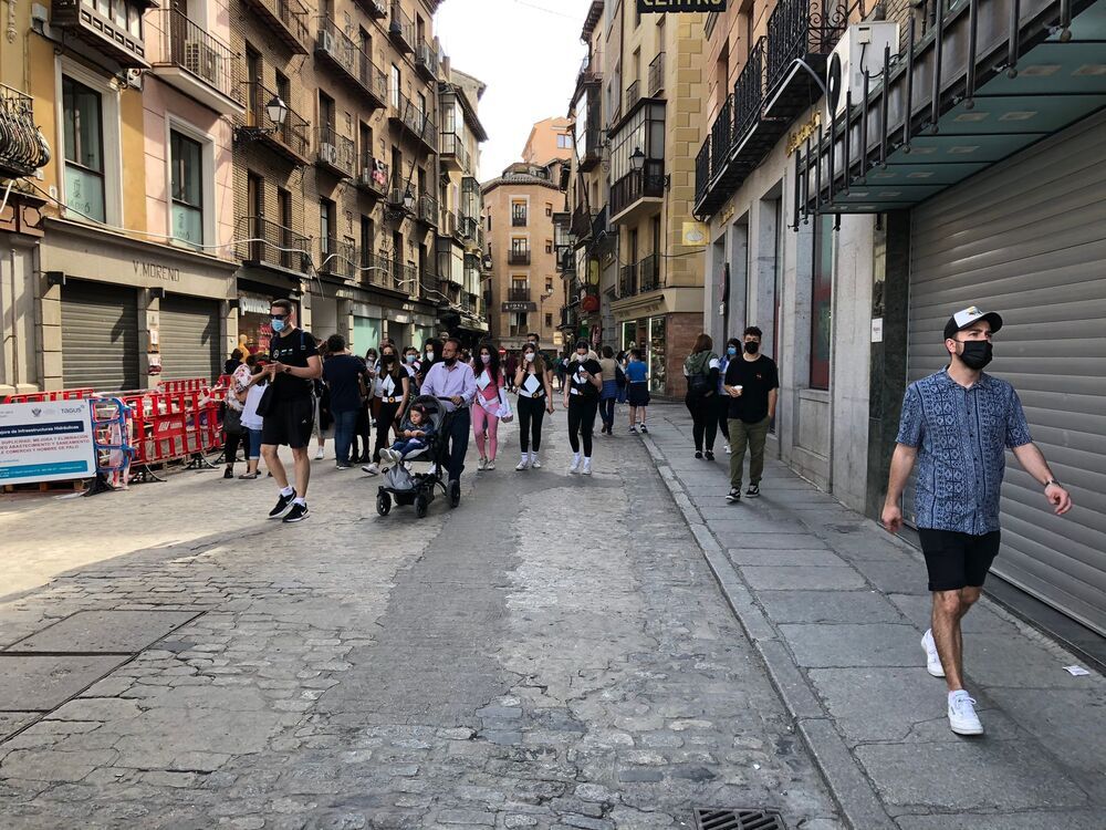 Los paraguas de los grupos de turistas regresan a Toledo