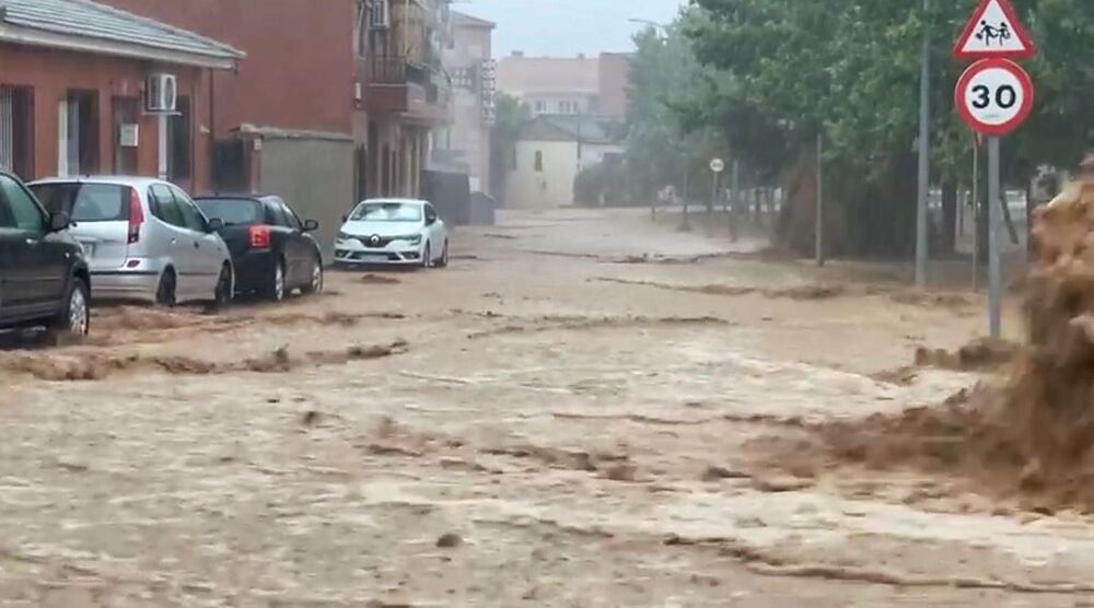 El desbordamiento del arroyo Valdecubas provocó una riada por las calles de Azucaica.