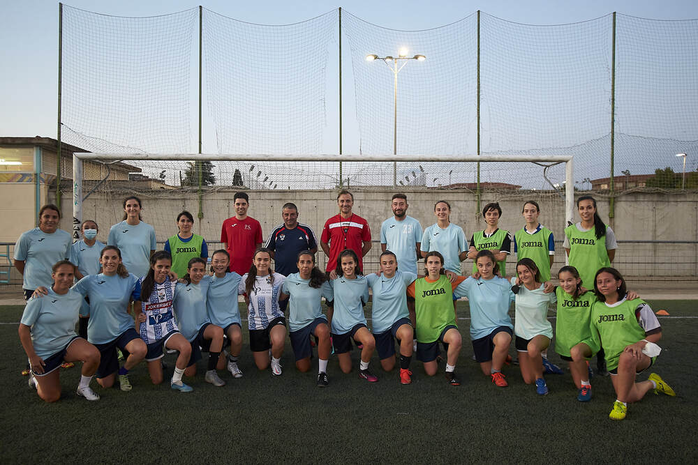 Plantilla y cuerpo técnico del CF Talavera femenino posan para este diario durante su entrenamiento en el Diego Mateo ‘Zarra’.