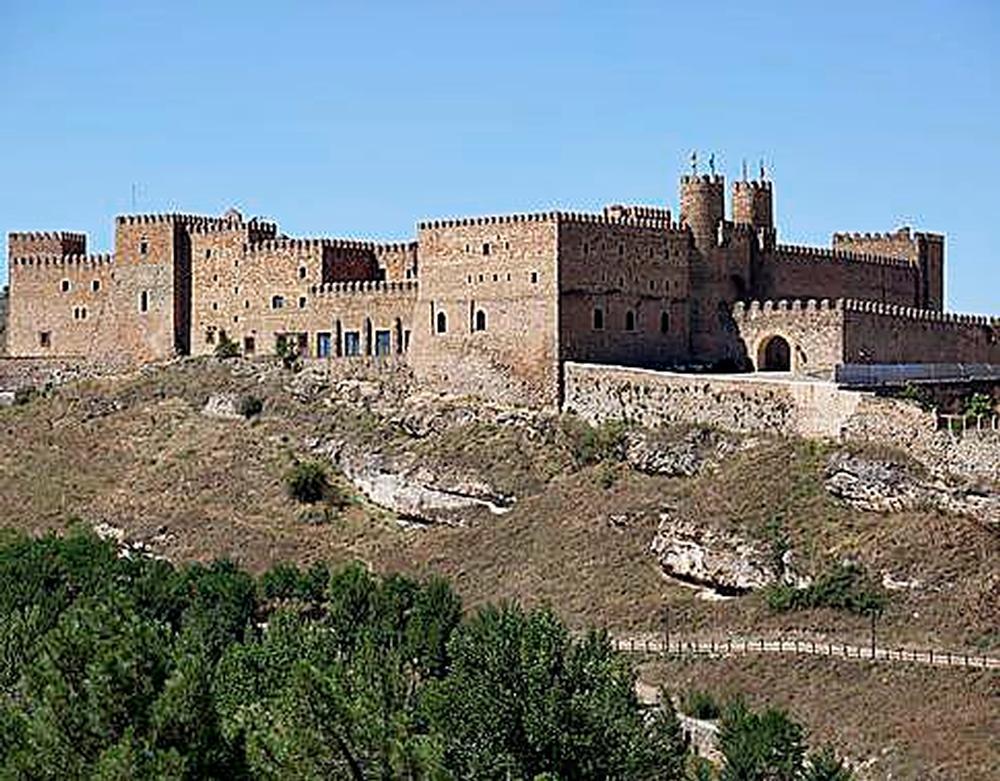 El castillo de Sigüenza lo vio solitario y abandonado.
