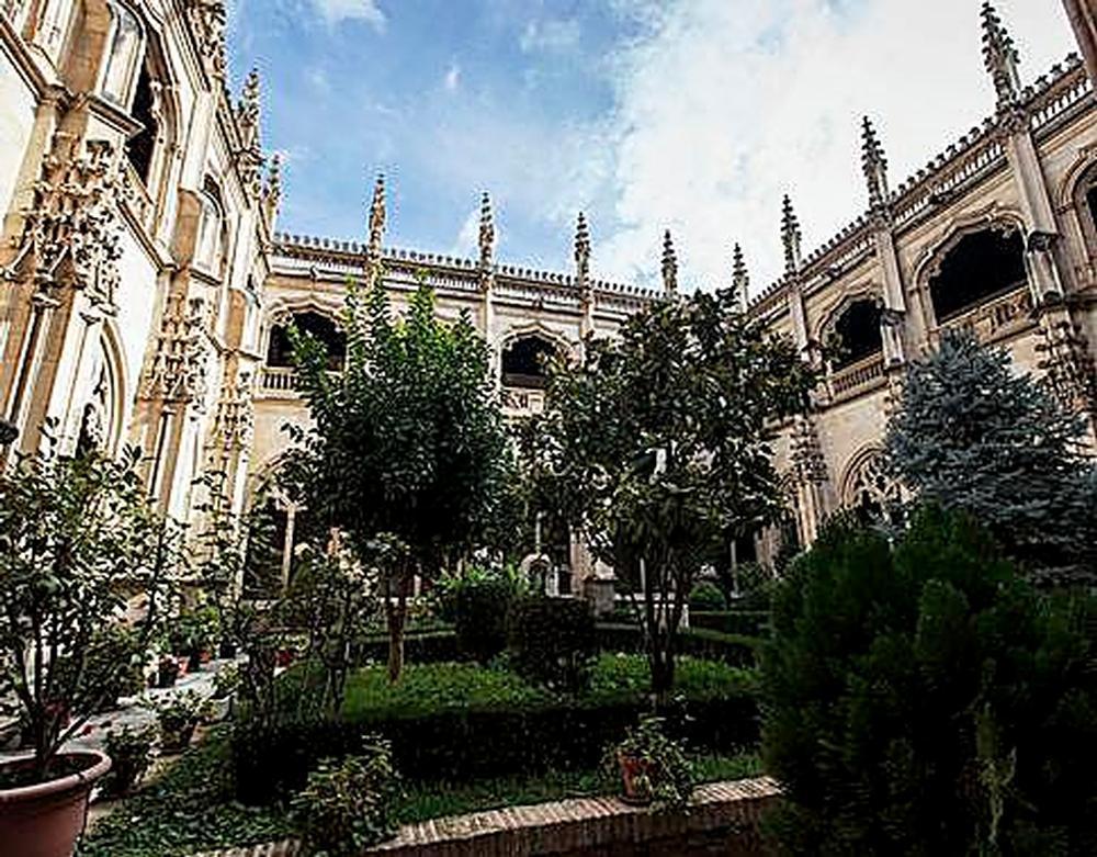 A Pardo Bazán le gustaba más el claustro de San Juan de los Reyes cuando estaba en ruinas, que con la restauración.