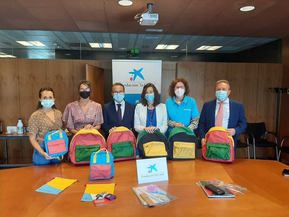 Kits escolares para menores de hogares vulnerables