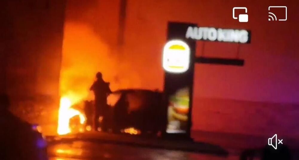 Arde un coche en el Burger King del Polígono