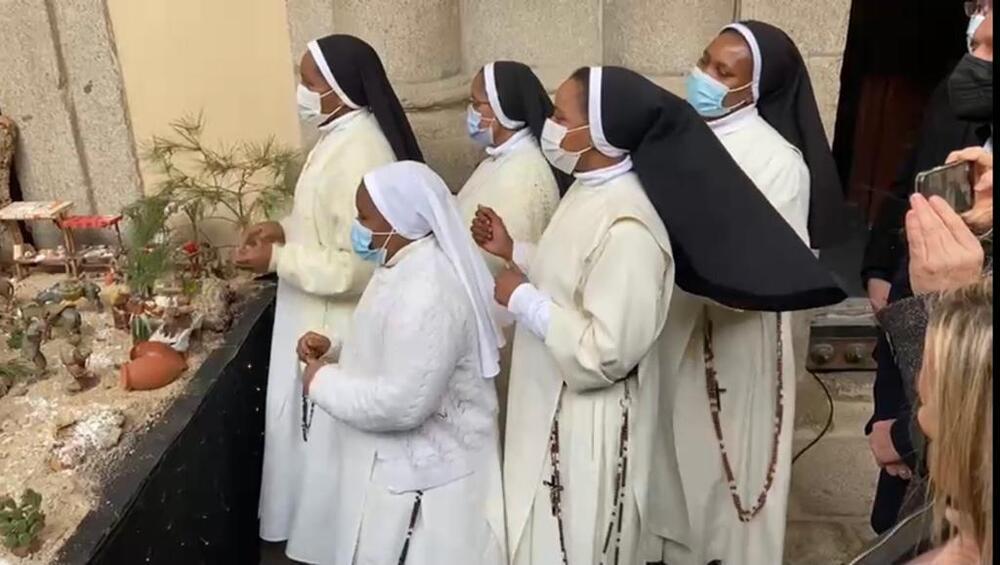 Monjas de clausura del convento de Santo Domingo el Real cantan en la inauguración del belén municipal situado en el atrio del convento.