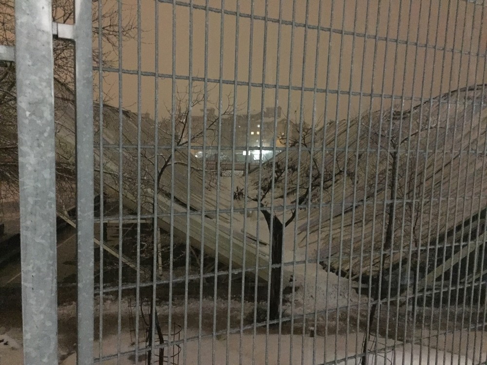 El peso de la nieve derrumba una pista cubierta en Maristas