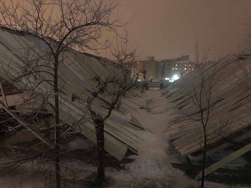 El peso de la nieve derrumba una pista cubierta en Maristas