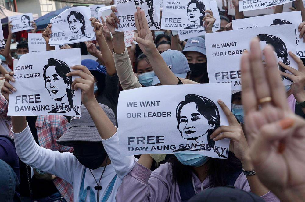 Thousands protest Myanmar coup in Yangon for a second day amid internet shut down  / LYNN BO BO