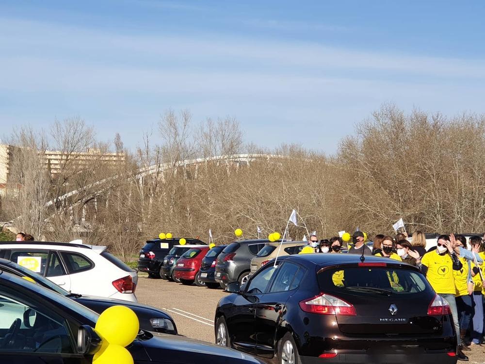 Unos 150 coches han desfilado por las calles de Toledo en defensa de la vida