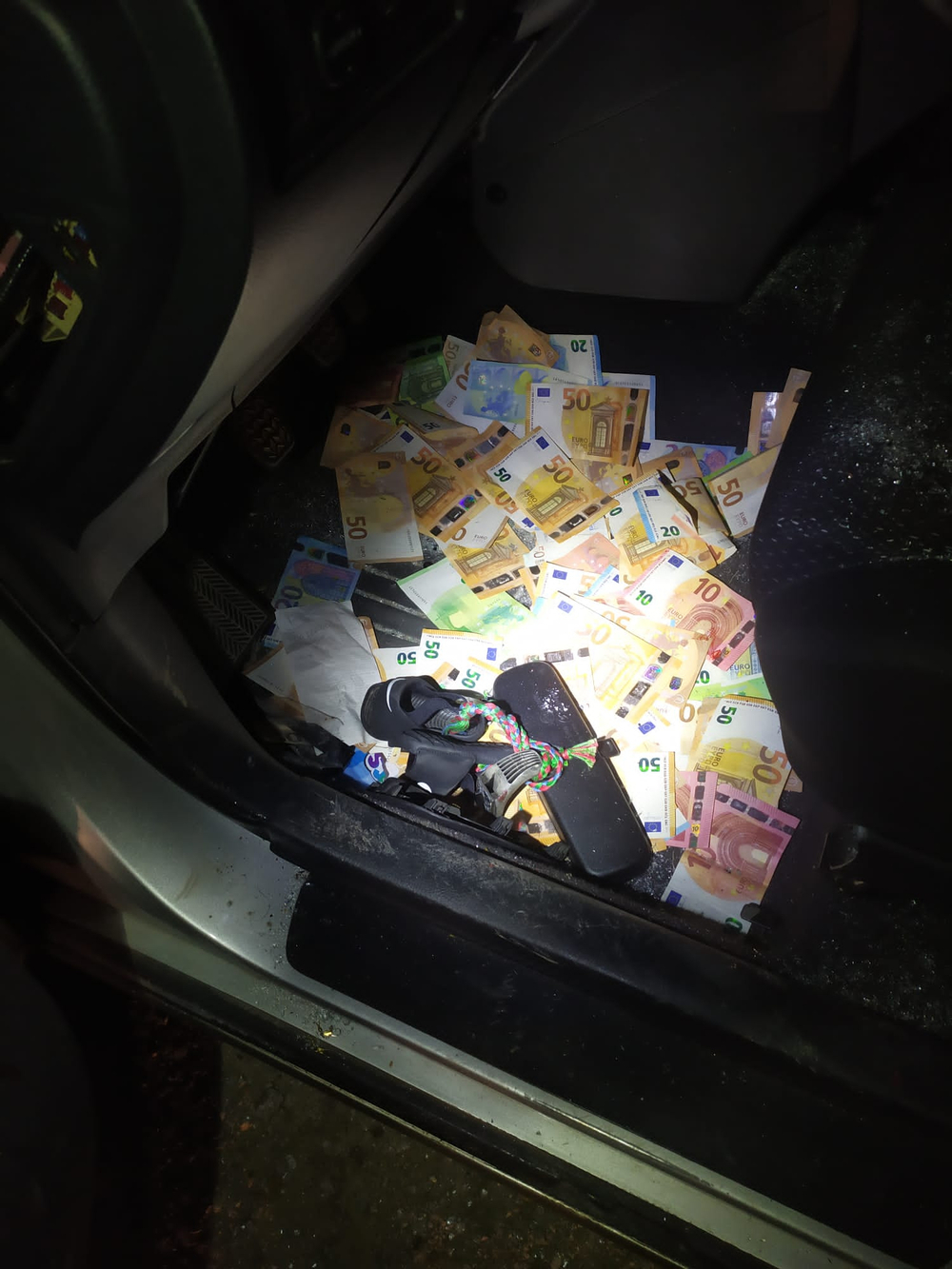 En el interior del vehículo se encontraron 5.000 euros destinados supuestamente al regalo.