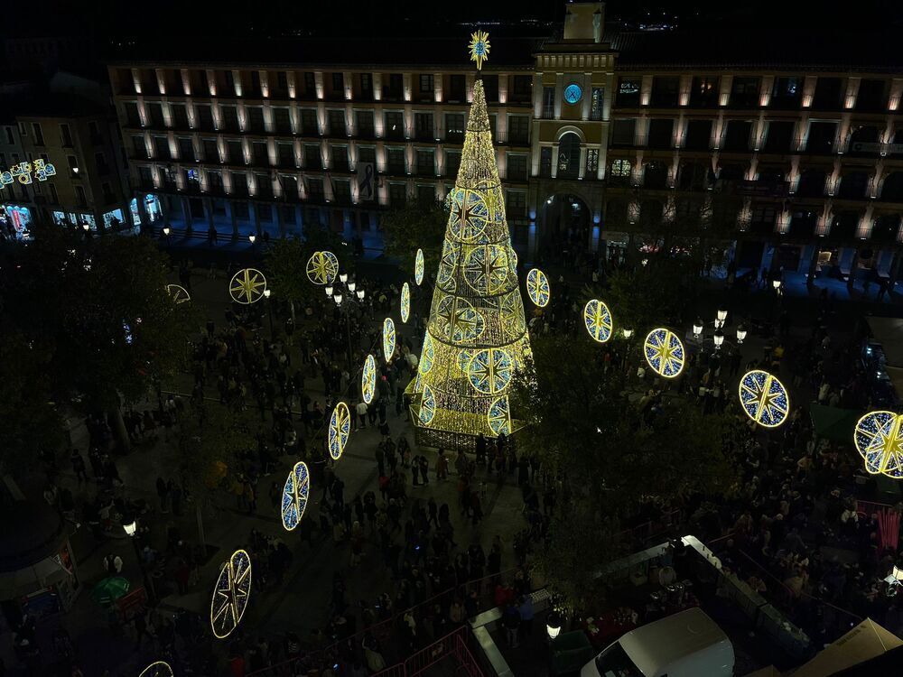 Toledo enciende sus luces de Navidad con miles de vecinos 