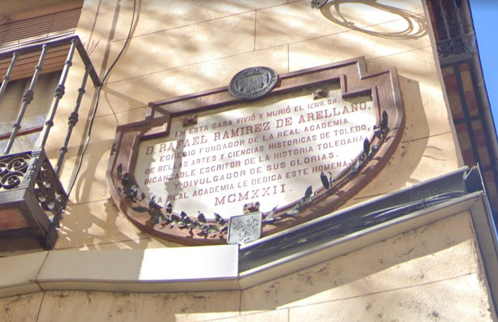 Placa colocada en diciembre de 1922 en la calle Alfonso X el Sabio, en honor a don Rafael Ramírez de Arellano, en la casa donde murió en 1921.
