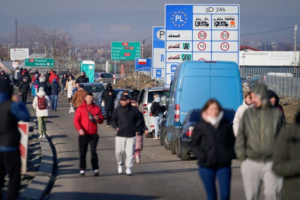 Unos 100.000 refugiados han cruzado ya a Polonia