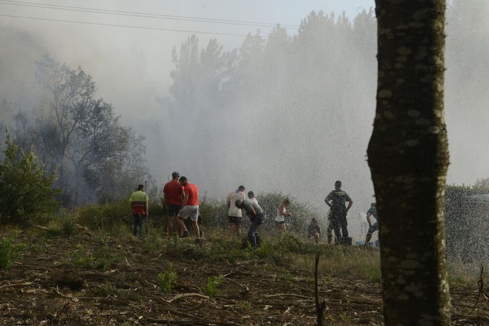 Varias personas trabajan en la extinción de un incendio en Verín.   / ROSA VEIGA   EUROPA PRESS