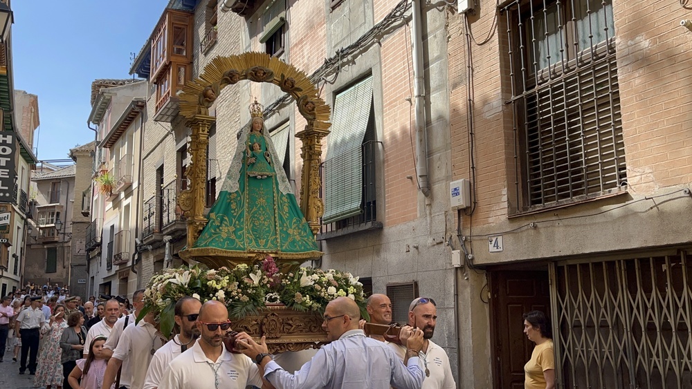 Ocho cargadores portaron a hombros la imagen de la Virgen de la Alegría.