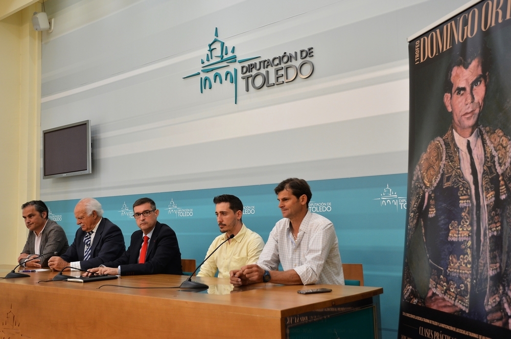 La presentación corrió a cargo del vicepresidente de la Diputación, el presidente de la Comunidad de Propietarios, el director de la Escuela Taurina y el empresario de la Plaza de Toros de Toledo.