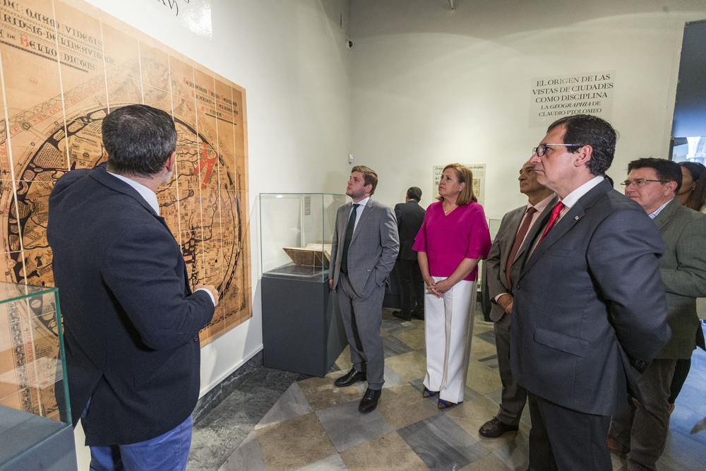 Consejeros y otras autoridades observando uno de los primeros mapamundis, expuesto en el Museo de Santa Cruz.