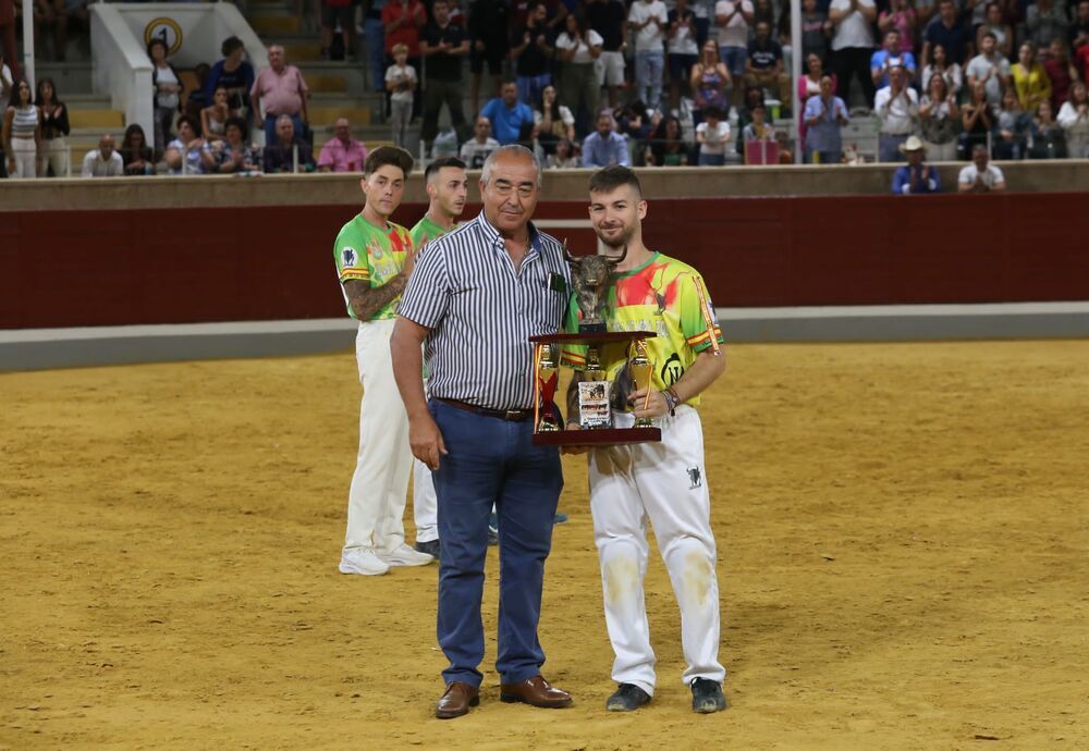 Mario Alcalde, con el trofeo de ganador. 