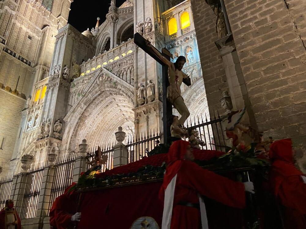 El Cristo de los Ángeles a su paso por la Puerta de Reyes de la Catedral.