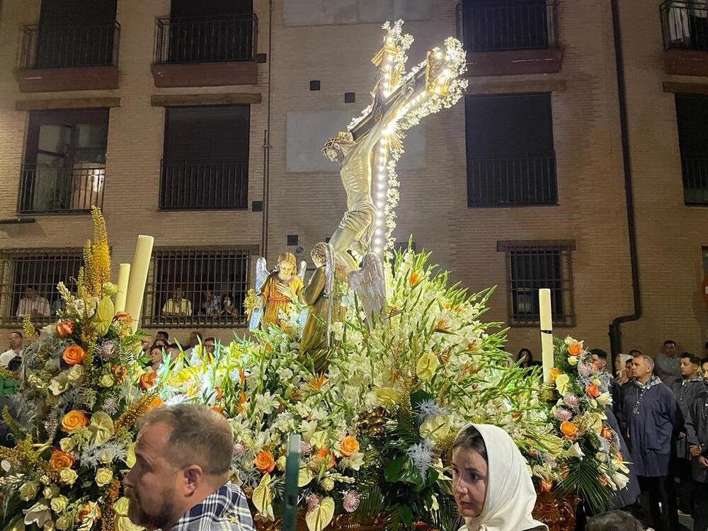Cientos de flores cubren la carroza del Cristo de la Sala. 