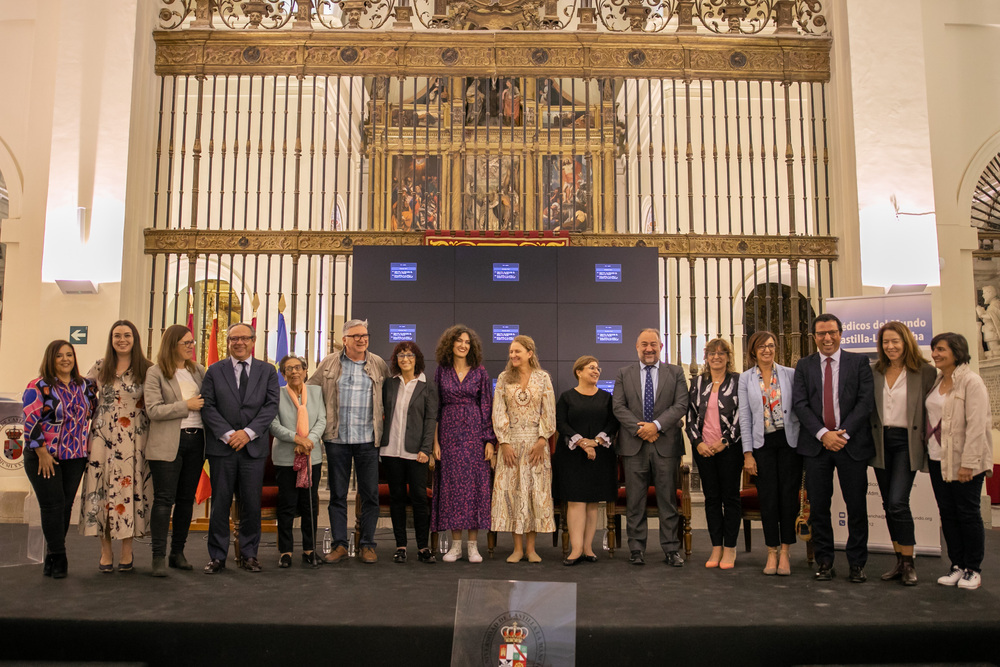 Foto de familia de las autoridades con las presidentas de la Médicos del Mundo.